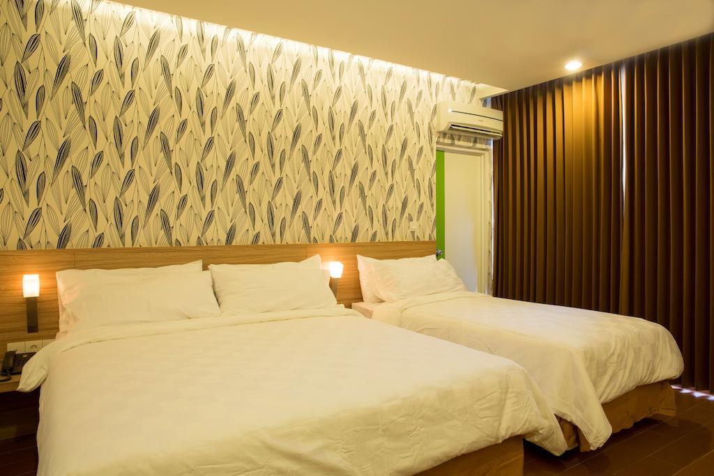 Demira Hotel Surabaya Room photo
